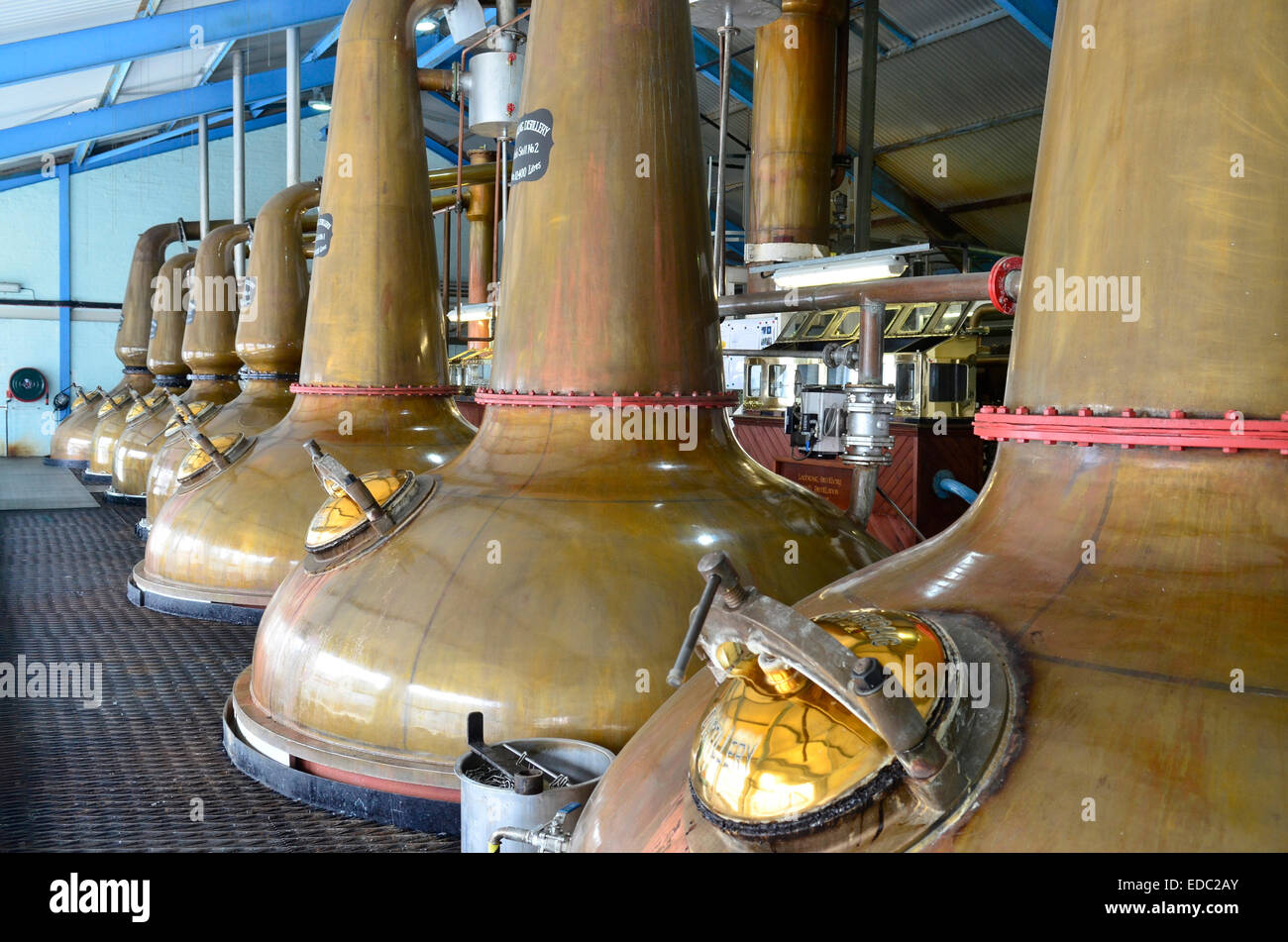 Alambicchi di rame presso la distilleria Laphroaig a Islay, Scozia Foto Stock