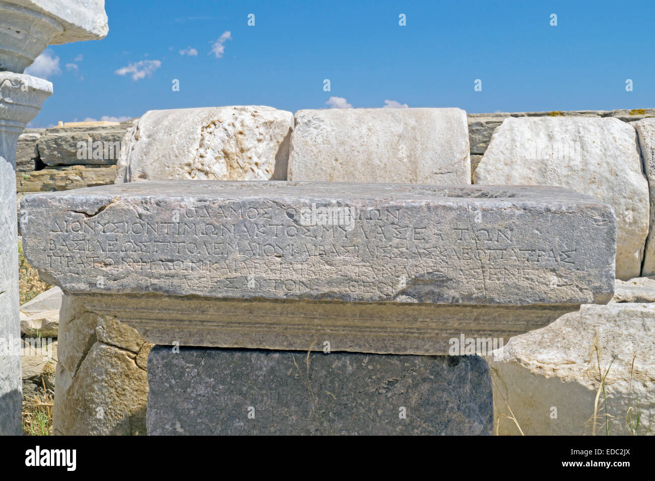 Frammento di antiche rovine con scritte in greco sulla famosa isola di Delos, Grecia Foto Stock