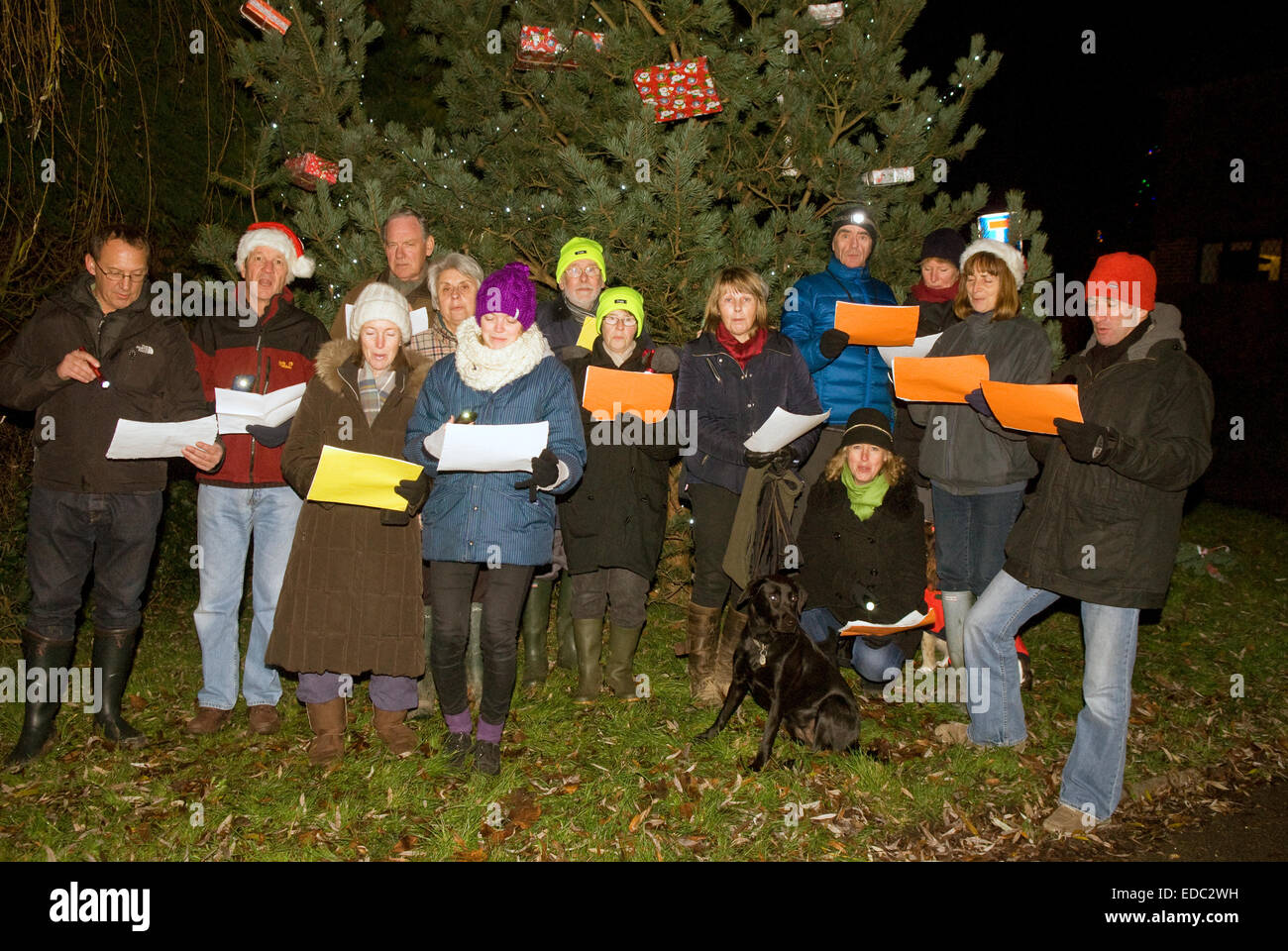 Locali all'aperto di canto canti di natale nel loro villaggio, Dockenfield, vicino a Farnham, Surrey, Regno Unito. Foto Stock