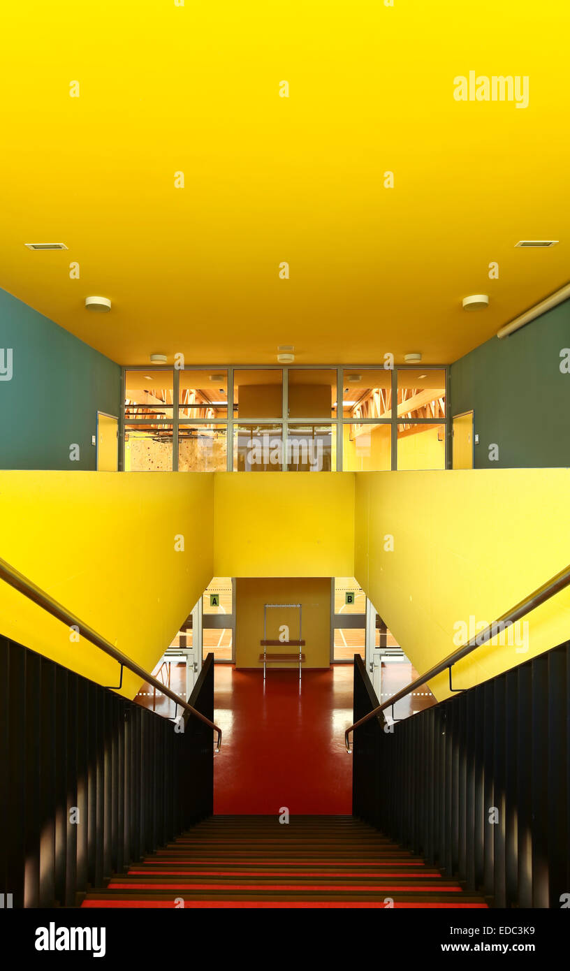 Scuola pubblica , scale vista parete gialla Foto Stock