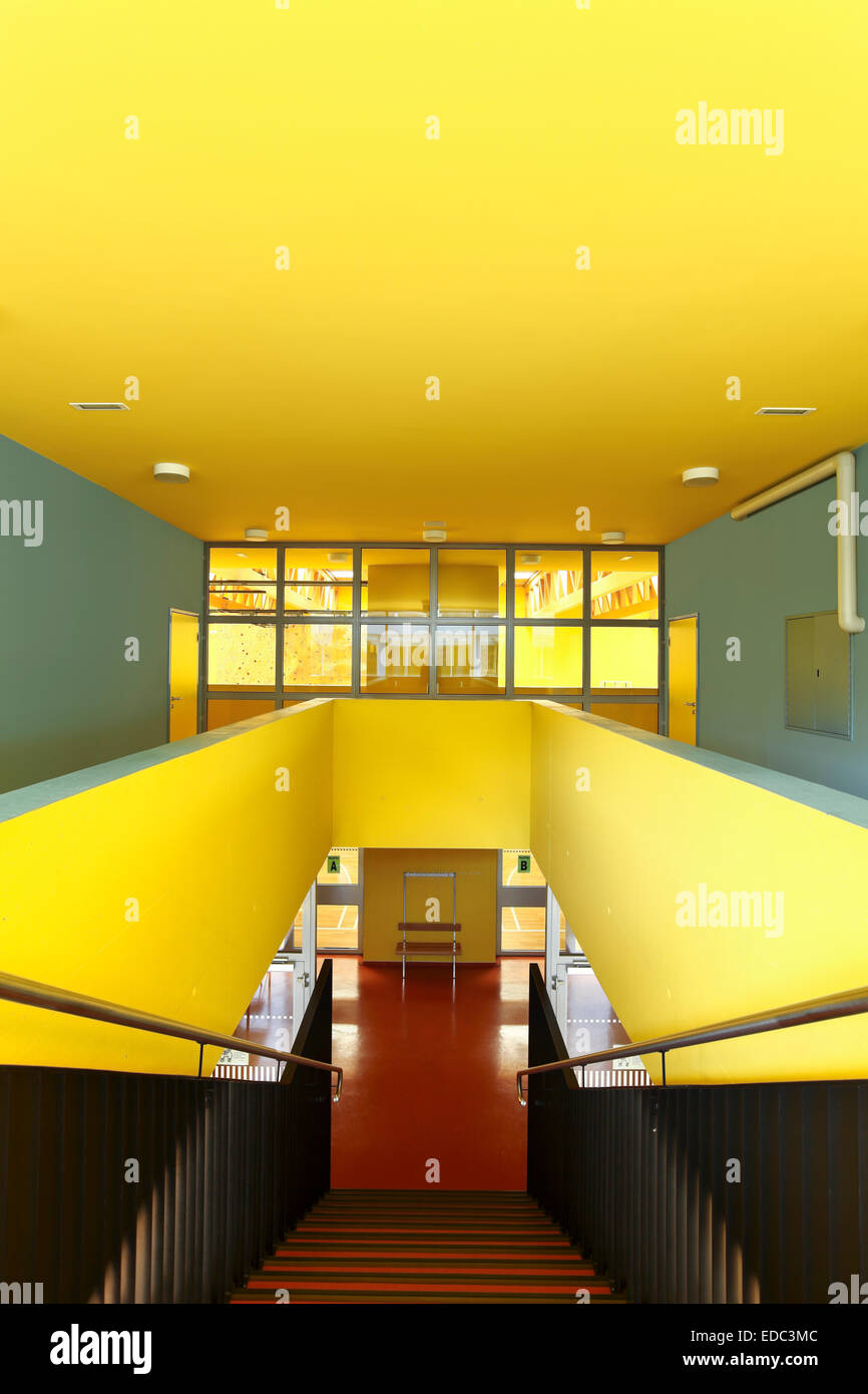 Scuola pubblica , scale vista parete gialla Foto Stock