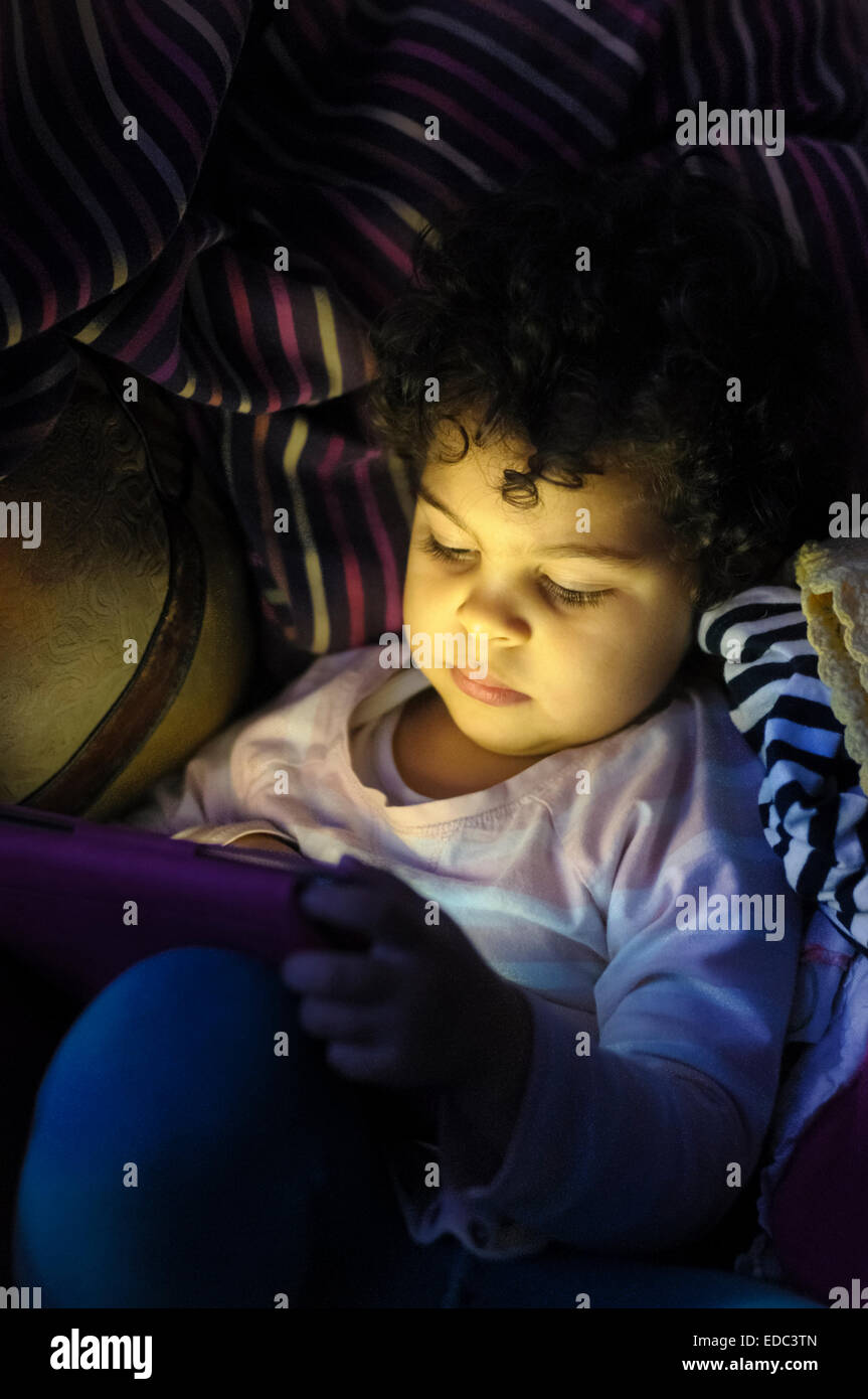 Il Toddler utilizzando un Ipad a casa Foto Stock