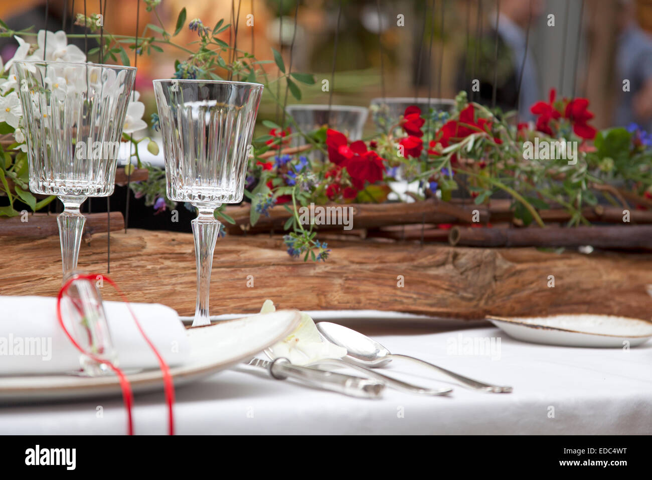 Tabella set-up con fiori freschi e un tocco rustico Foto Stock