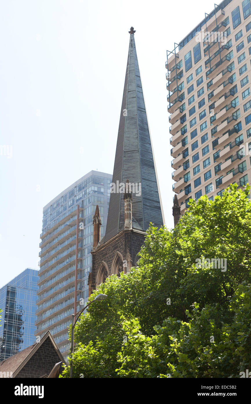 Il contrasto di vecchia e nuova architettura a Melbourne, Australia Foto Stock