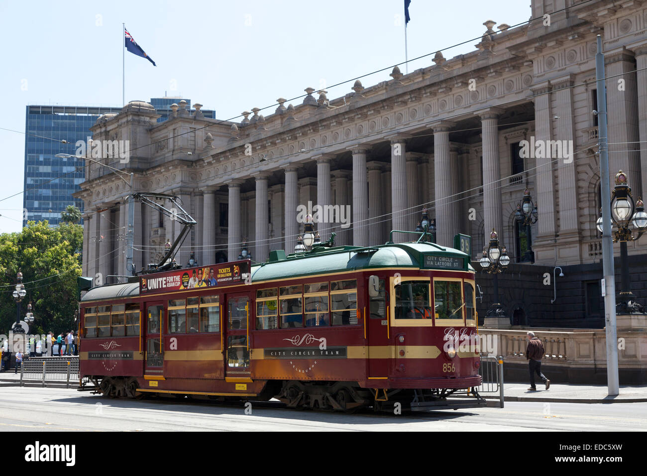 City Circle Tram davanti al Parlamento di Stato House di Melbourne, Australia Foto Stock