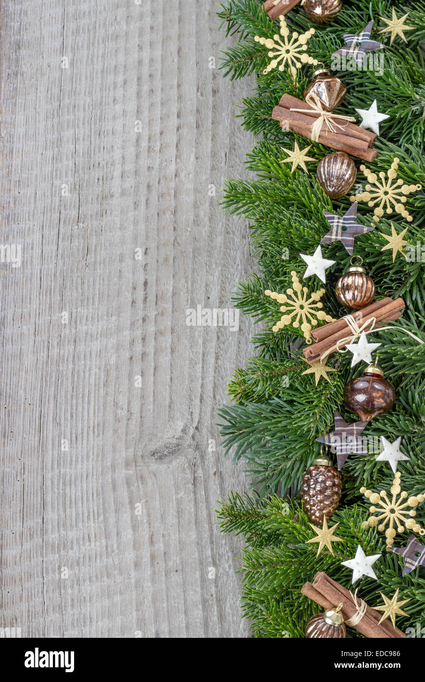 Christmas baubles, cannella, Abete rami e stelle Foto Stock