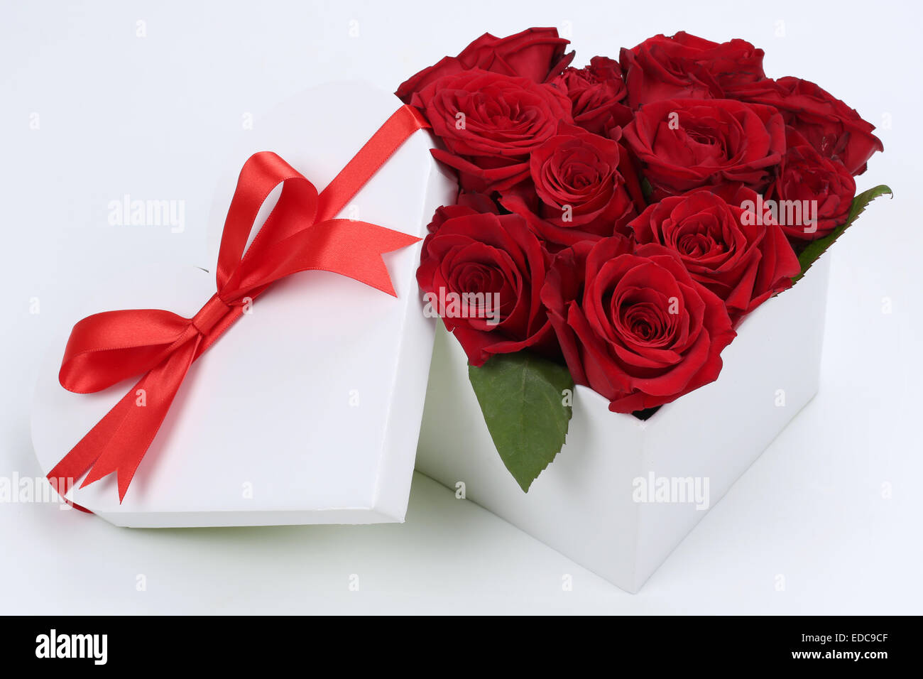 Confezione regalo a forma di cuore con rose per regali di compleanno, di  San Valentino o la festa della mamma Foto stock - Alamy