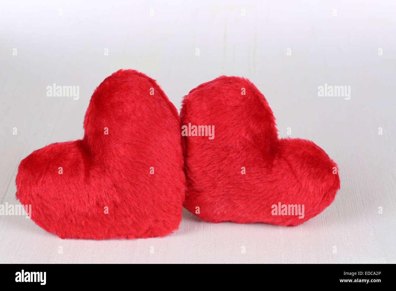Due cuori amore argomento di San Valentino e la festa della mamma su pannello di legno Foto Stock