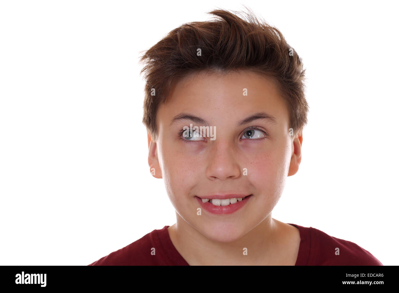 Adolescente bambino ragazzo sorridente e guardando in alto, isolato su uno sfondo bianco Foto Stock