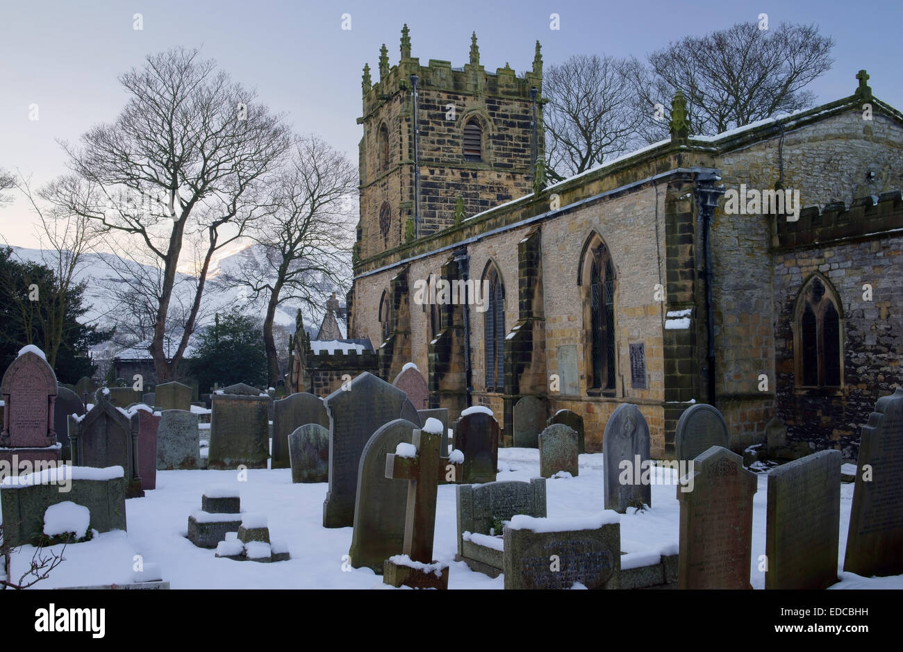 UK,Derbyshire,Peak District,Castleton,St Edmund la Chiesa durante il periodo invernale Foto Stock