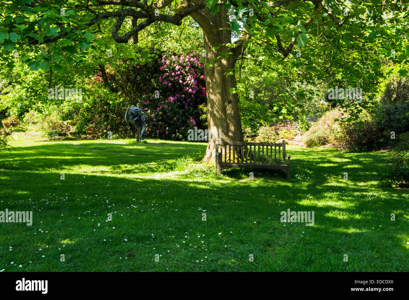 Borde Hill Garden, Alan Williams, Nidhogg scultura, panchina da giardino Foto Stock