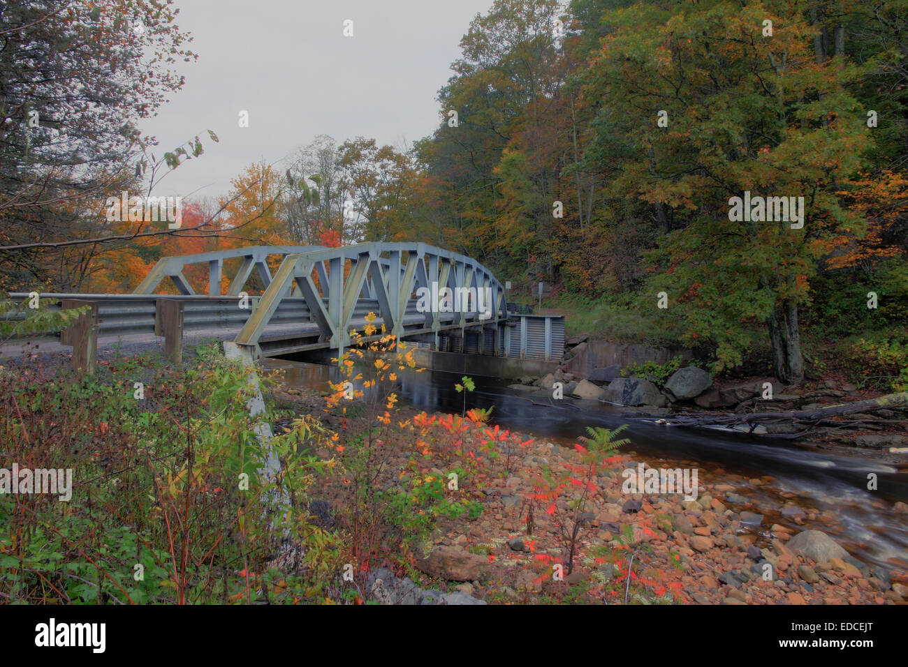 Un ponte nelle zone rurali del West Virginia su Red Creek nei pressi di Dolly zolle. Foto Stock