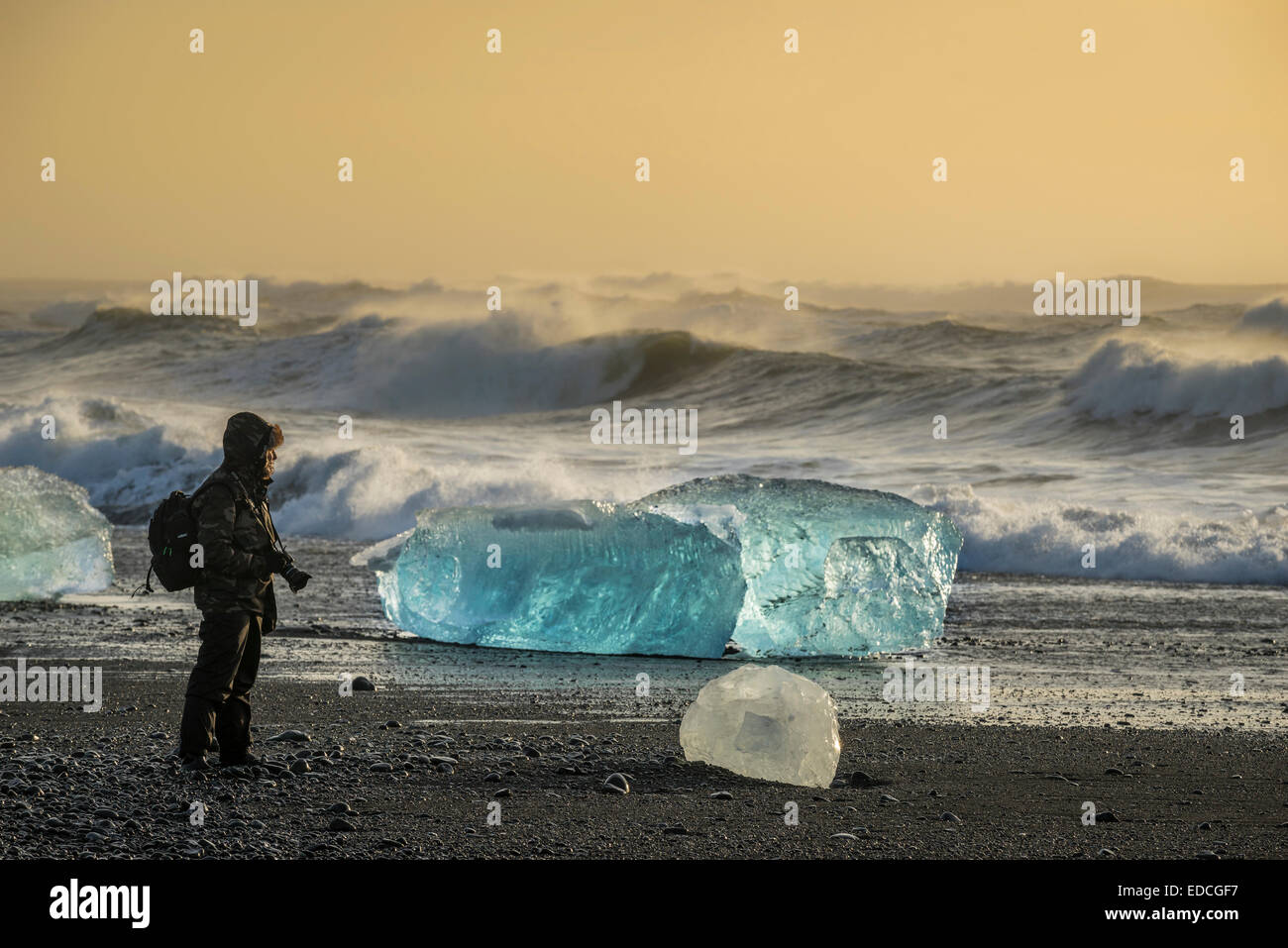 Fotografo di scattare le foto alla spiaggia Breidamerkurfjara, Vatnajokull calotta di ghiaccio, Islanda. Foto Stock