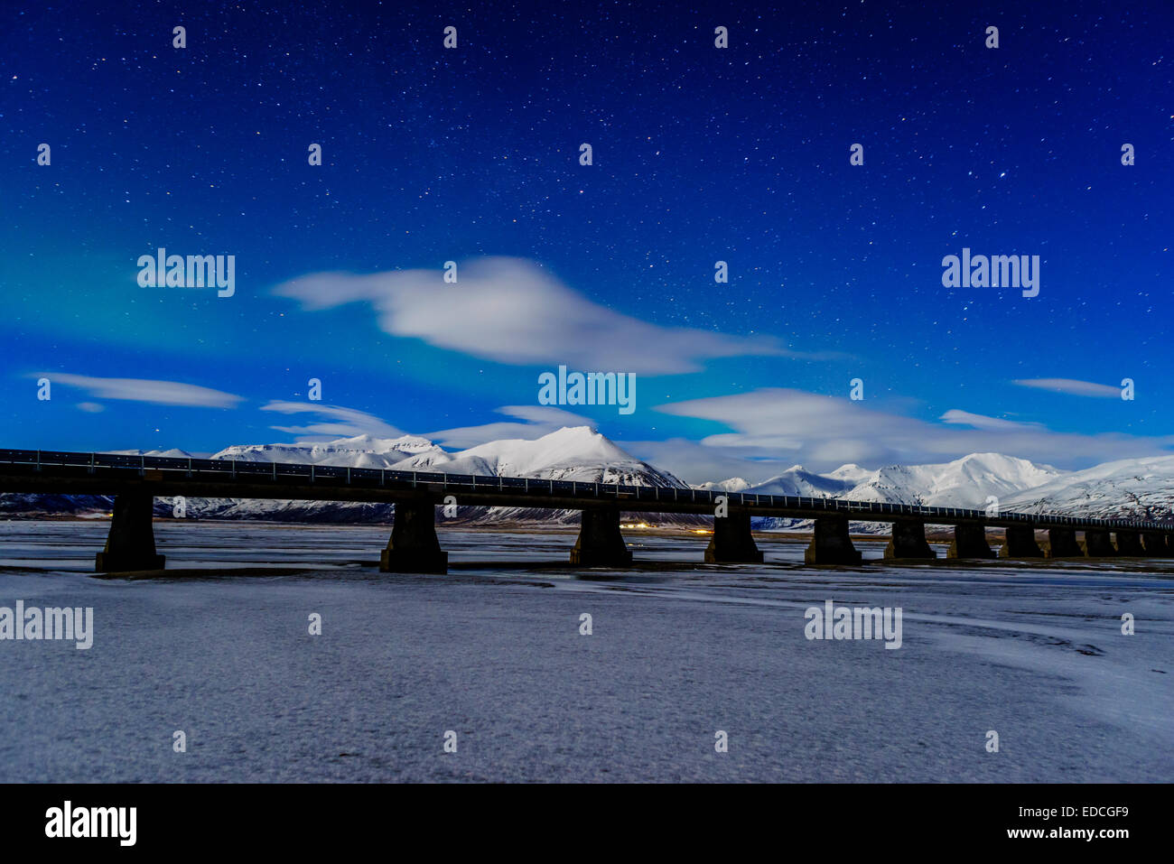 Ponte con ghiacciaio Svinafellsjokull in background, Islanda Orientale Foto Stock