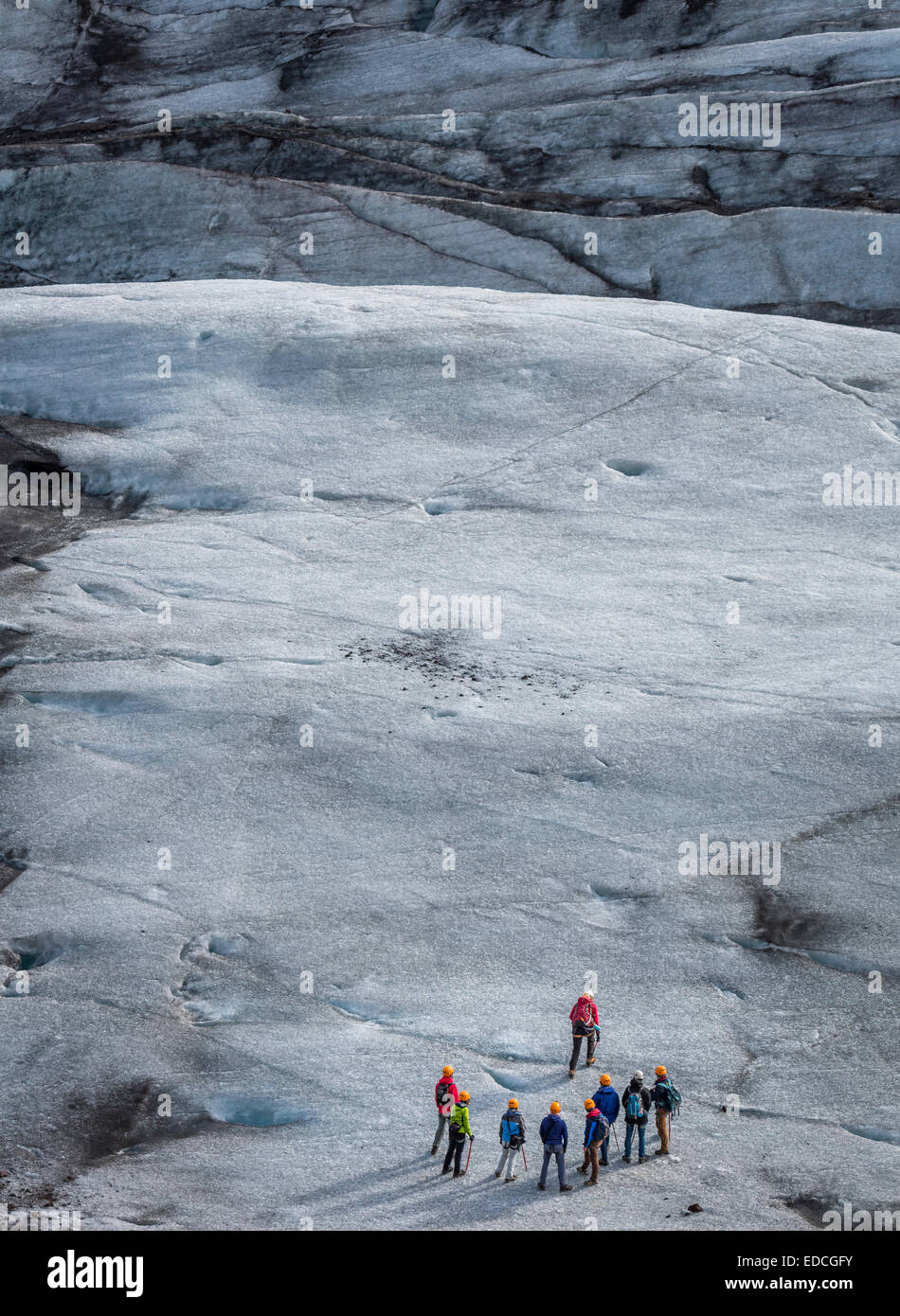 Camminando su Svinafellsjokull. Svinafellsjokull è un'uscita del ghiacciaio Vatnajokull il tappo di ghiaccio si trova nella parte orientale, Islanda Foto Stock