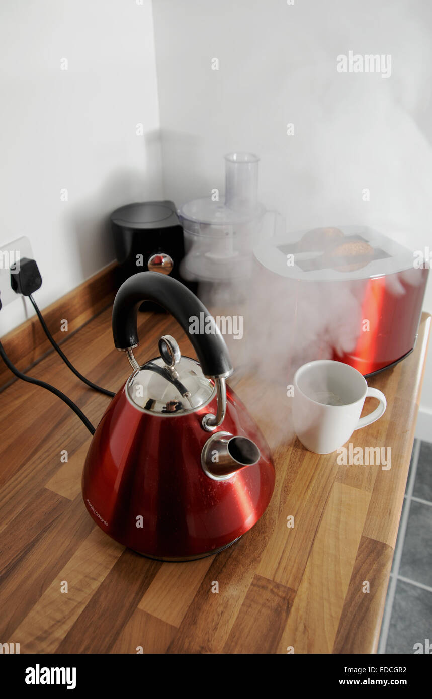 Bollitore ebollizione con vapore e cucina Tostapane toast dietro in cucina inserito in apparecchi elettrici Foto Stock