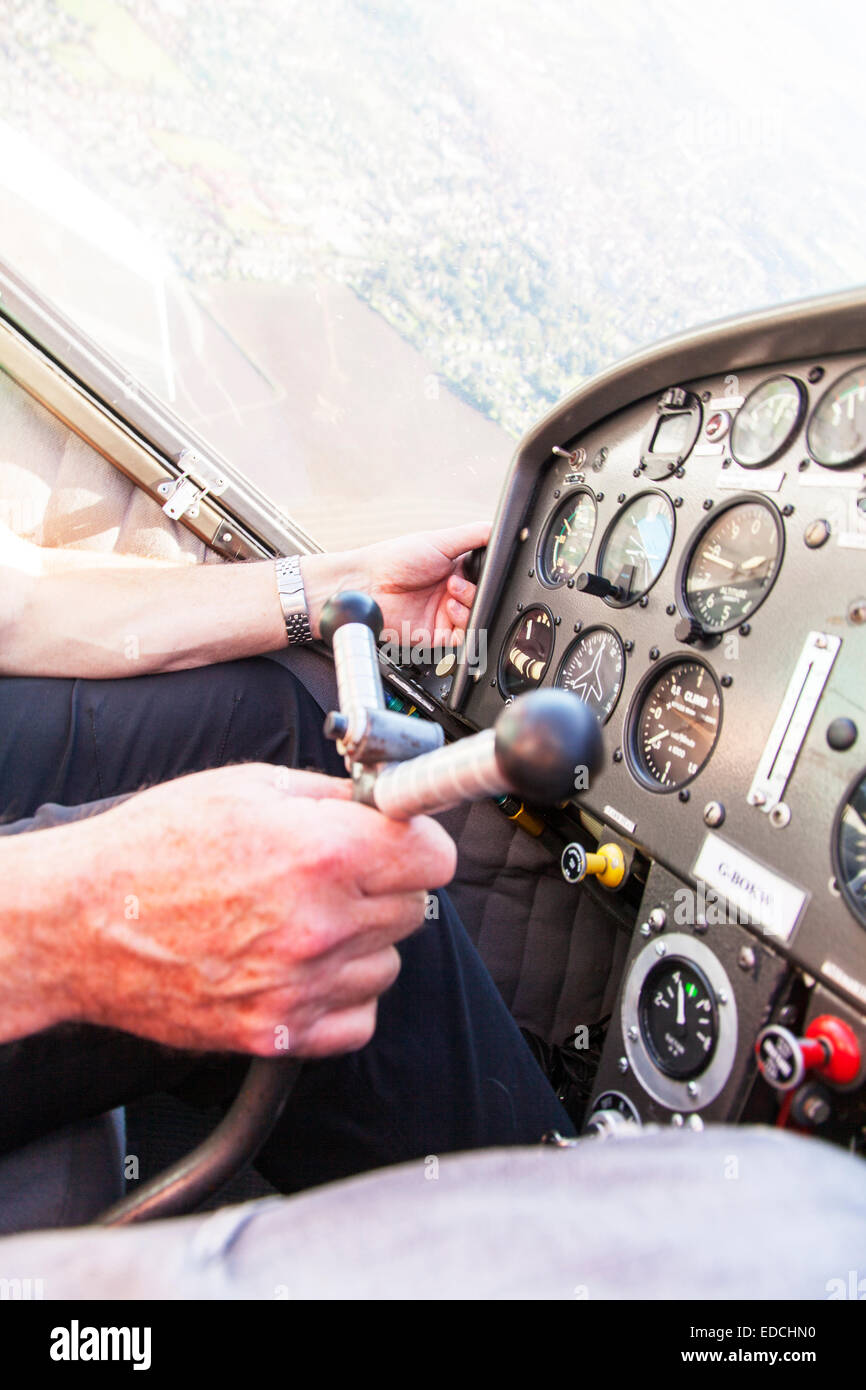 L'uomo battenti utilizzando il joystick girando Bolkowl Junior Bo 208 G-BOKW 'C' piano modello aereo aereo Foto Stock