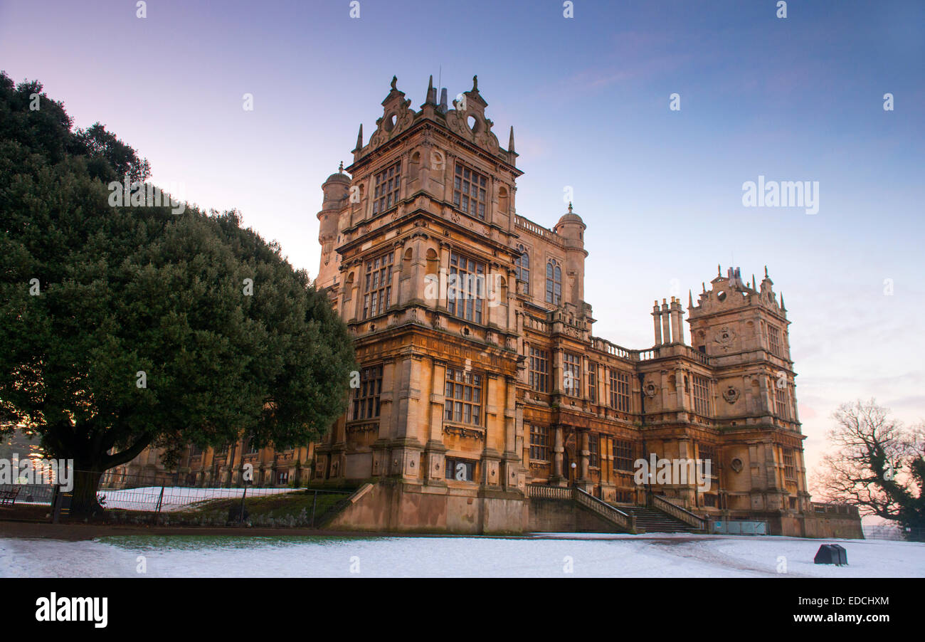 Un inverno mattina nella neve a Wollaton Hall e il Deer Park, Nottingham Nottinghamshire England Regno Unito Foto Stock