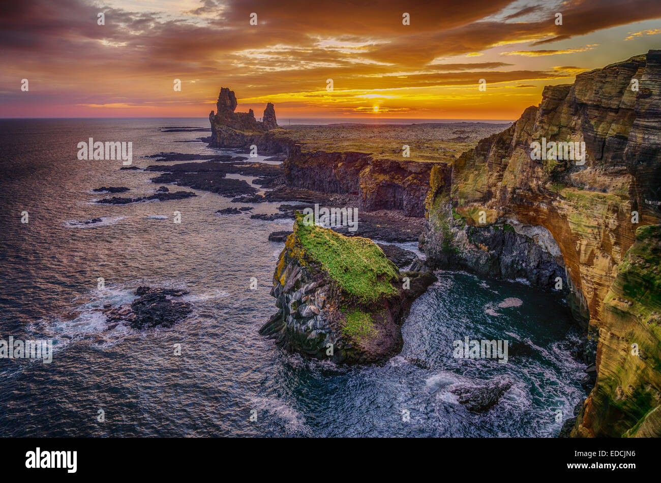 Mare Londrangar pile e le scogliere Thufubjarg. L'Islanda Foto Stock