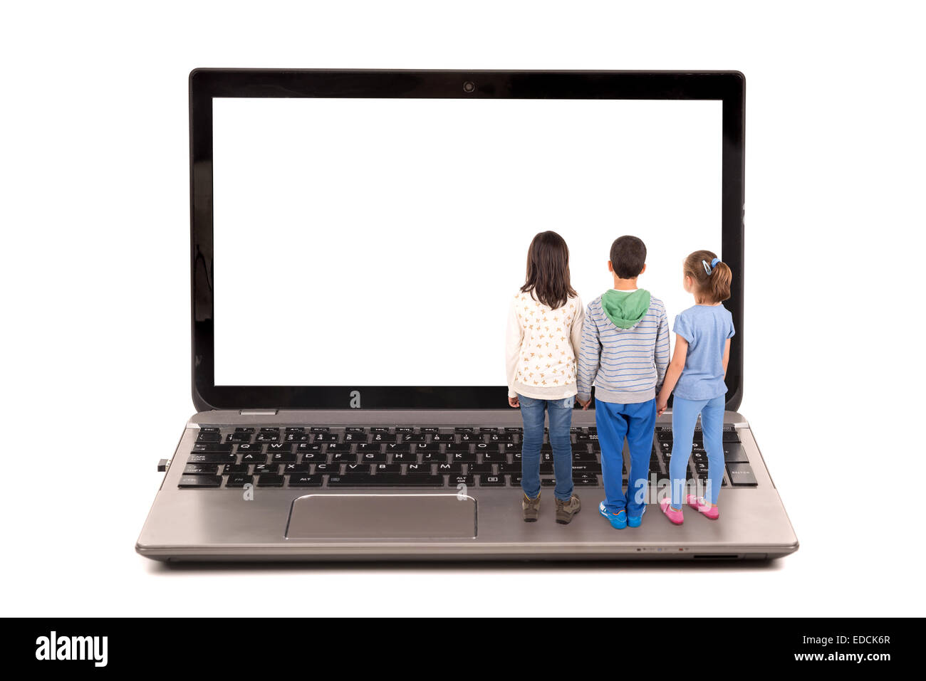 Gruppo dei bambini in un computer portatile tastiera guardando lo schermo Foto Stock