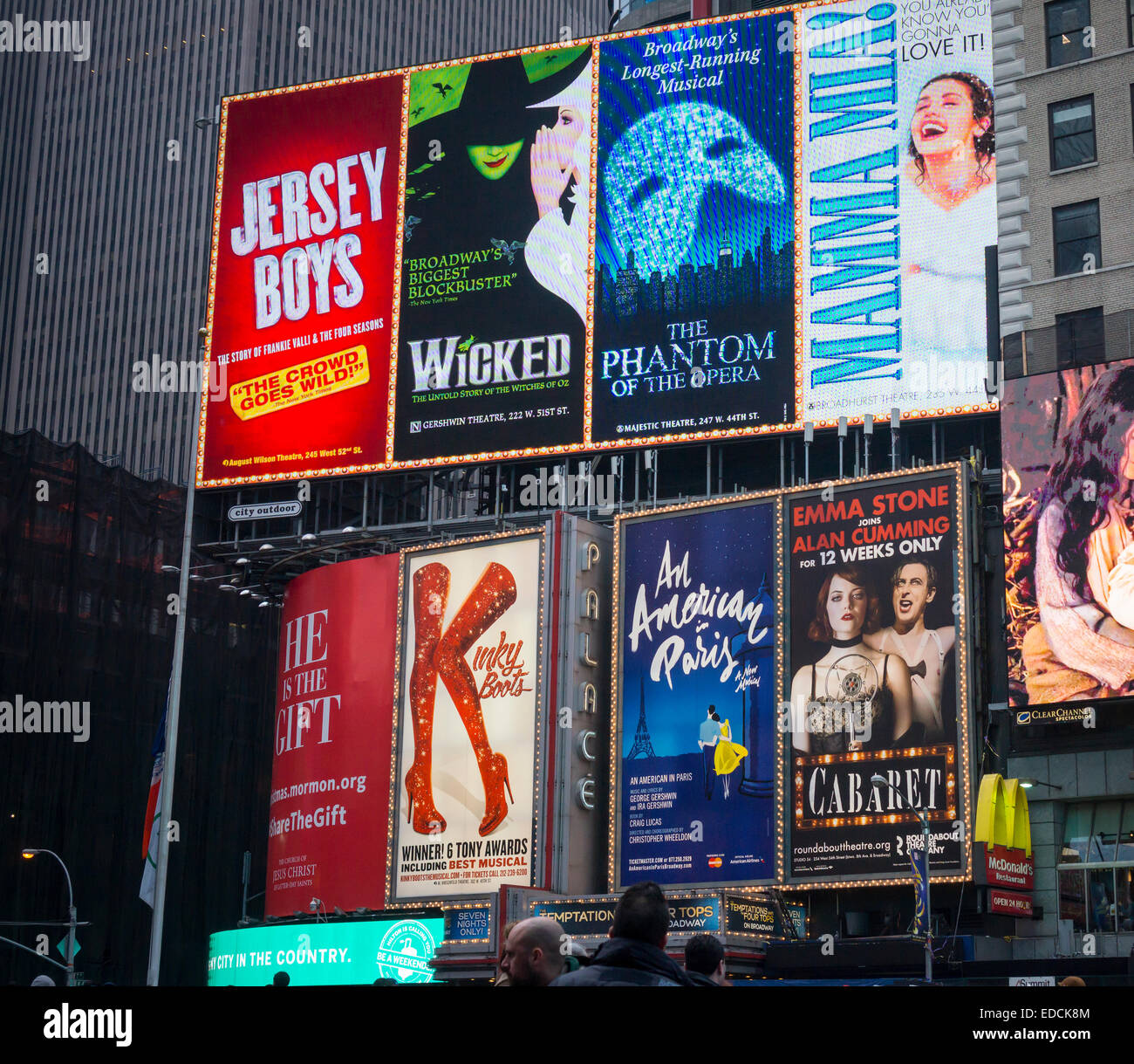 Pubblicità in Times Square a New York per i Teatri di Broadway e musical visto domenica 4 gennaio, 2015. Le vacanze sono state buone per Broadway con 19 dei 36 mostra in esecuzione la rottura di un $ 1 milioni di box office durante la settimana di Natale. Oltre 30.000 patroni riempito theatre sedi rispetto allo scorso anno in questo momento. (© Richard B. Levine) Foto Stock