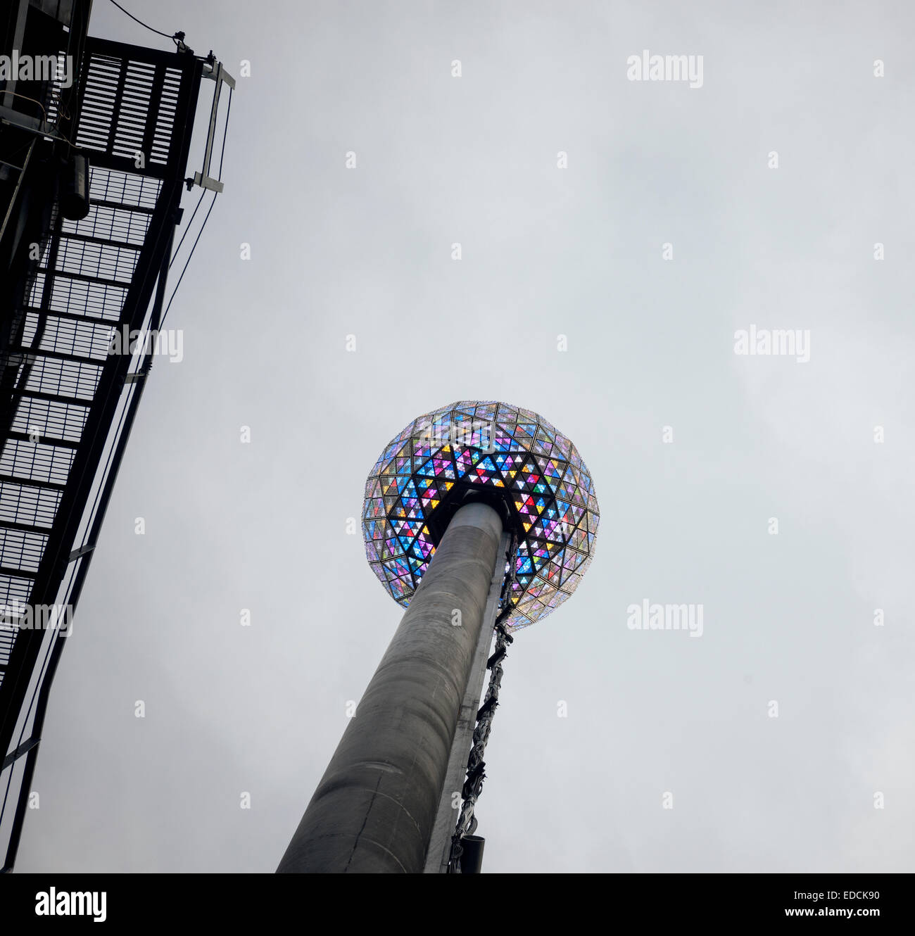 Il ballo di Capodanno sul tetto di una Times Square è testato su Martedì, 30 dicembre 2014. Il 12 piedi di diametro sfera, coperto con 2,688 Waterford cristalli, è illuminato da 32,256 a risparmio energetico lampadine a LED e pesa 11 875 libbre. È possibile visualizzare i miliardi di modelli diversi per dare il benvenuto nel nuovo anno. (© Richard B. Levine) Foto Stock