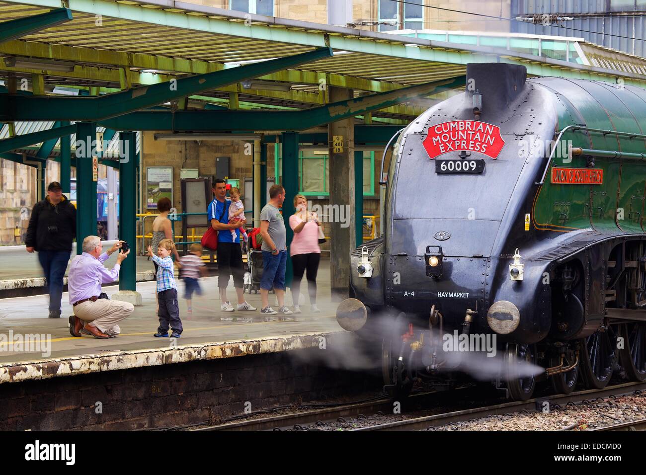 Grand padre prendendo foto del nipote di fronte Sud Africa treno a vapore a Carlisle stazione ferroviaria. Carlisle Cumbria Regno Unito Foto Stock