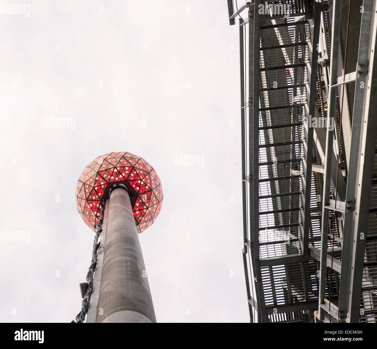 Il ballo di Capodanno sul tetto di una Times Square è testato su Martedì, 30 dicembre 2014. Il 12 piedi di diametro sfera, coperto con 2,688 Waterford cristalli, è illuminato da 32,256 a risparmio energetico lampadine a LED e pesa 11 875 libbre. È possibile visualizzare i miliardi di modelli diversi per dare il benvenuto nel nuovo anno. (© Richard B. Levine) Foto Stock