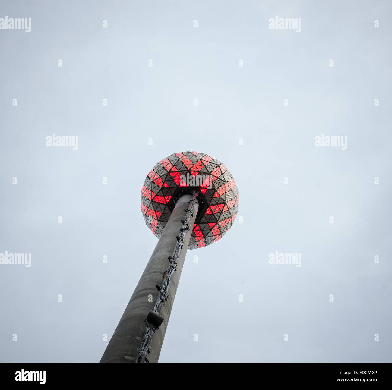 Il ballo di Capodanno sul tetto di una Times Square è testato su Martedì, 30 dicembre 2014. Il 12 piedi di diametro sfera, coperto con 2,688 Waterford cristalli, è illuminato da 32,256 a risparmio energetico lampadine a LED e pesa 11 875 libbre. È possibile visualizzare i miliardi di modelli diversi per dare il benvenuto nel nuovo anno. (© Richard B. Levine) Foto Stock