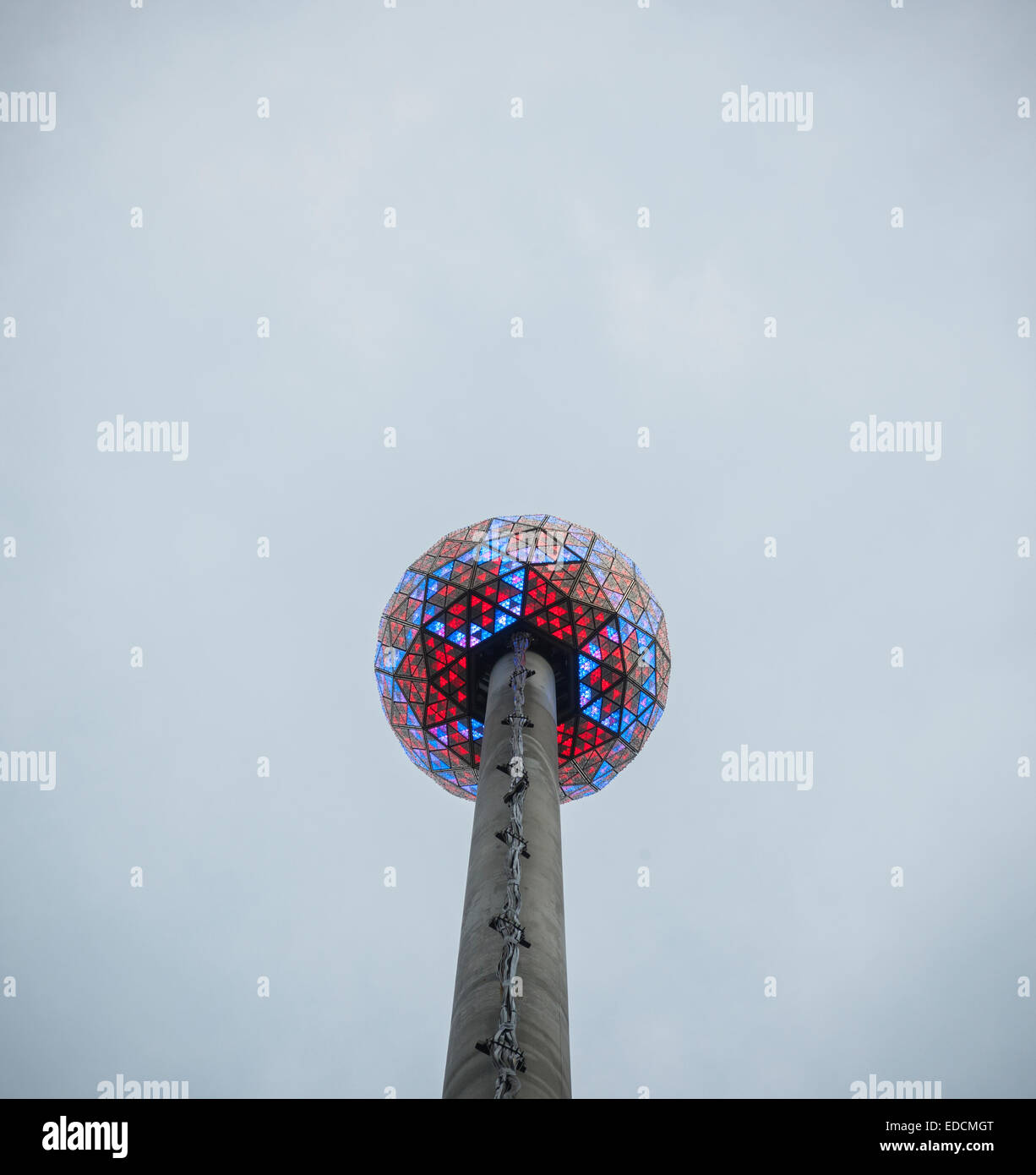 Il ballo di Capodanno sul tetto di una Times Square è testato su Martedì, 30 dicembre 2014. Il 12 piedi di diametro sfera, coperto con 2,688 Waterford cristalli, è illuminato da 32,256 a risparmio energetico lampadine a LED e pesa 11 875 libbre. È possibile visualizzare i miliardi di modelli diversi per dare il benvenuto nel nuovo anno. (© Richard B. Levine) Foto Stock