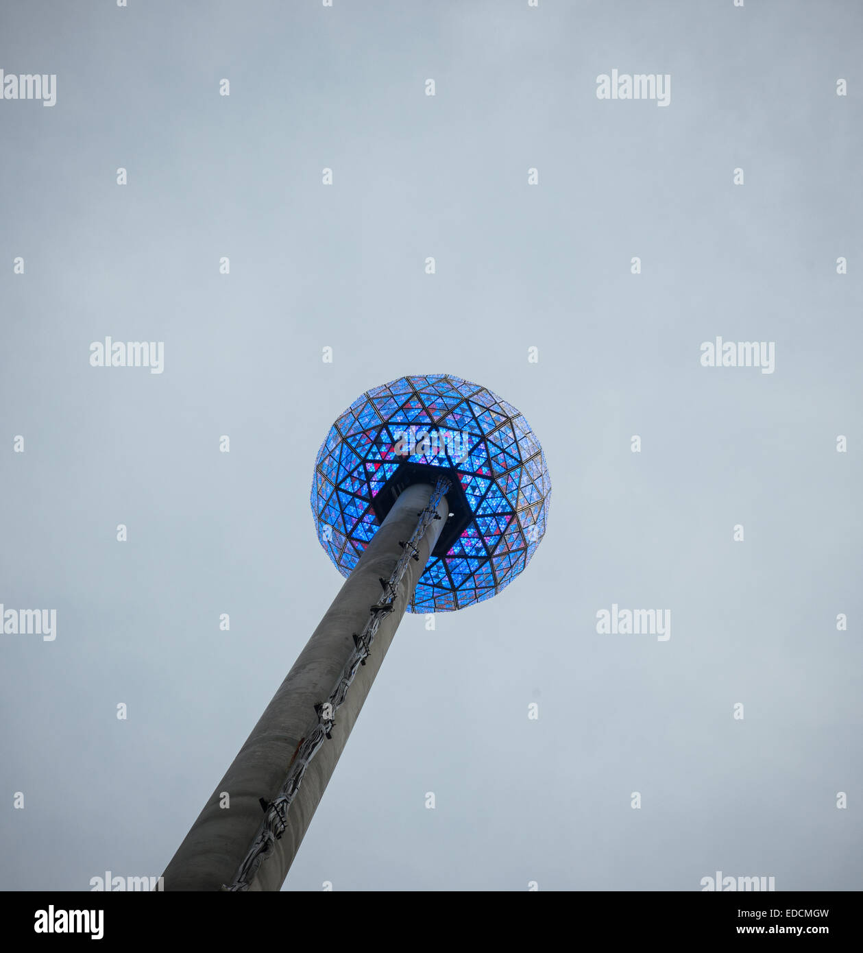 Il ballo di Capodanno sul tetto di una Times Square è testato su Martedì, 30 dicembre 2014. Il 12 piedi di diametro sfera, coperto con 2,688 Waterford cristalli, è illuminato da 32,256 a risparmio energetico lampadine a LED e pesa 11 875 libbre. È possibile visualizzare i miliardi di modelli diversi per dare il benvenuto nel nuovo anno. (© Richard B. Levine) Foto Stock