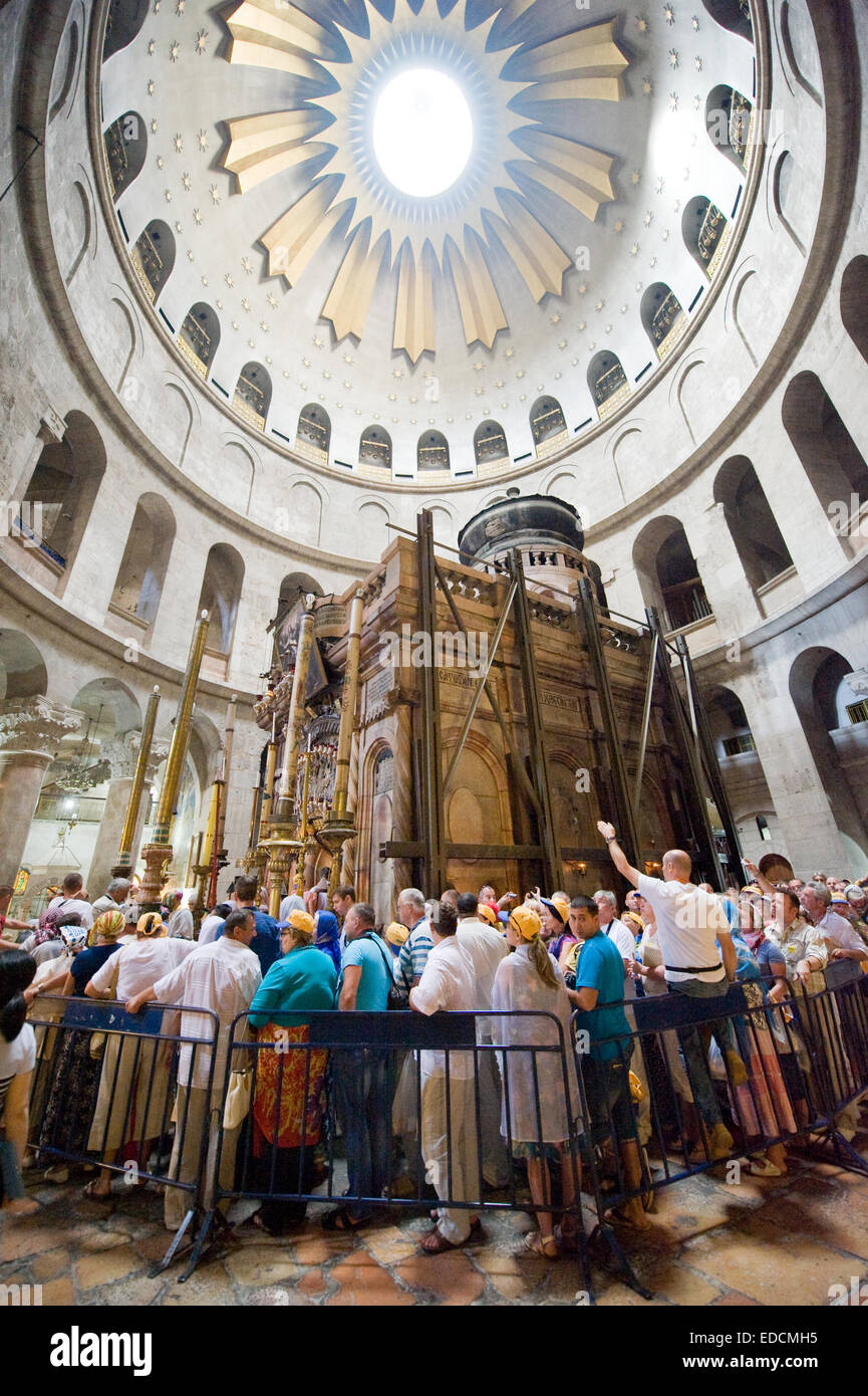 Persone in una fila di visitare il sepolcro di Gesù Cristo presso la chiesa del Santo Sepolcro di Gerusalemme Foto Stock