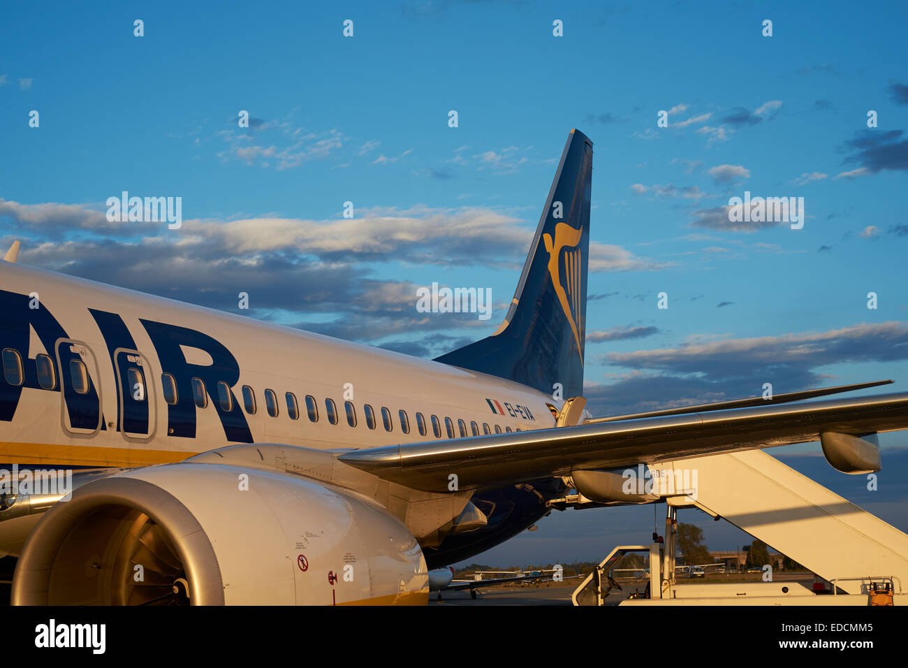 Un Ryan air piano su asfalto Foto Stock