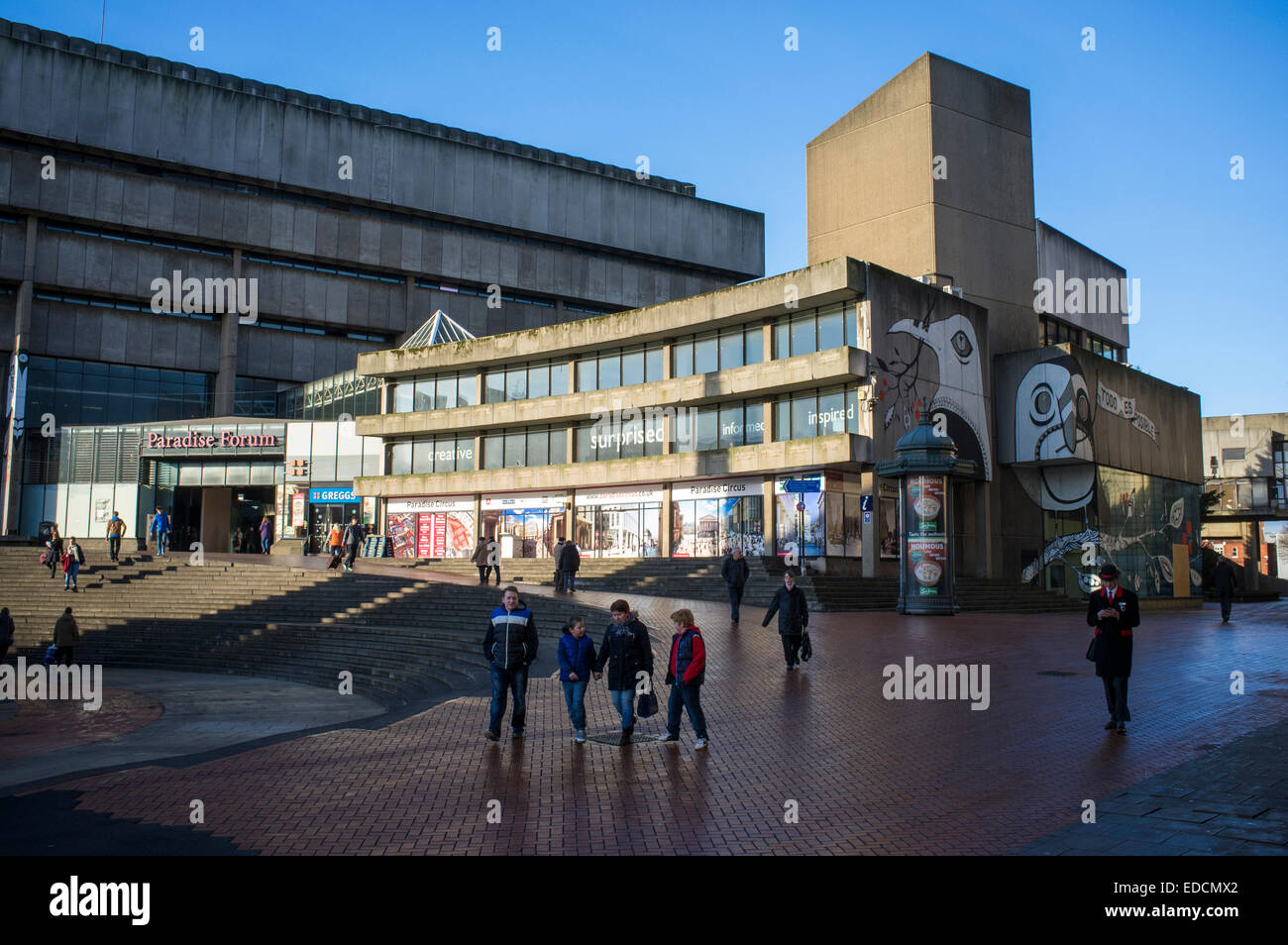 Birmingham, Regno Unito, lunedì 5 gennaio 2015. La giornata di oggi segna l'inizio del programma di demolizione della Biblioteca centrale di Birmingham e Paradise Forum, Chamberlain Square. Progettato da architetto John Madin in Brutalist stile è stato aperto nel 1974, guadagnando lode architettonici come icona del British Brutalism con forte uso di cemento. Credito: Malcolm Brice/Alamy Live News Foto Stock