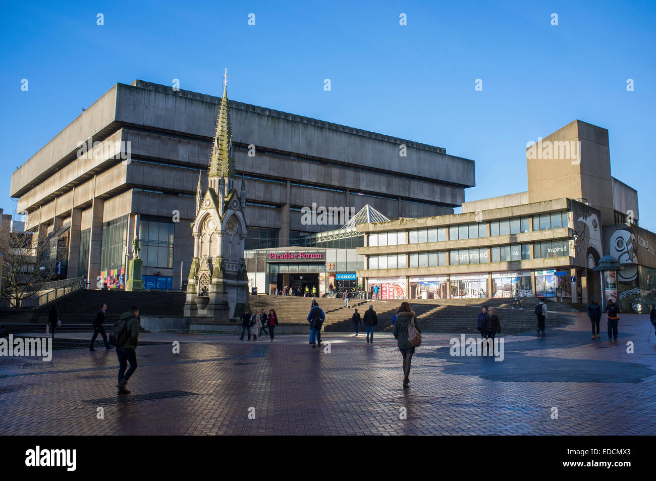 Birmingham, Regno Unito, lunedì 5 gennaio 2015. La giornata di oggi segna l'inizio del programma di demolizione della Biblioteca centrale di Birmingham e Paradise Forum, Chamberlain Square. Progettato da architetto John Madin in Brutalist stile è stato aperto nel 1974, guadagnando lode architettonici come icona del British Brutalism con forte uso di cemento. Credito: Malcolm Brice/Alamy Live News Foto Stock