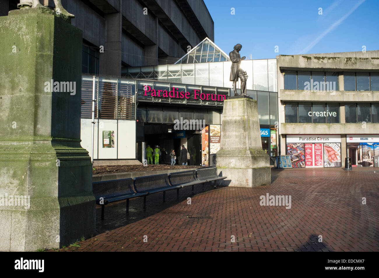 Birmingham, UK; lunedì; 5 Gennaio; 2015. La giornata di oggi segna l'inizio del programma di demolizione della Biblioteca centrale di Birmingham e Paradise Forum; Chamberlain Square. Progettato da architetto John Madin in Brutalist stile è stato aperto nel 1974; guadagnando lode architettonici come icona del British Brutalism con forte uso di cemento. Credito: Malcolm Brice/Alamy Live News Foto Stock