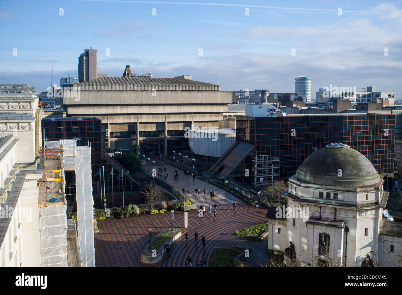 Birmingham, Regno Unito, lunedì 5 gennaio 2015. La giornata di oggi segna l'inizio del programma di demolizione della Biblioteca centrale di Birmingham e Paradise Forum, Chamberlain Square. Progettato da architetto John Madin in Brutalist stile è stato aperto nel 1974, guadagnando lode architettonici come icona del British Brutalism con forte uso di cemento. Credito: Malcolm Brice/Alamy Live News Foto Stock