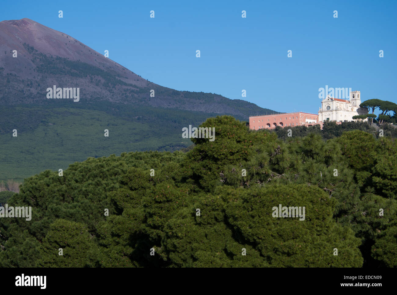 Vista del Vesuvio ed S.Alfonso collina con la chiesa di Torre del Greco (Napoli, Italia) il punto di vista Foto Stock
