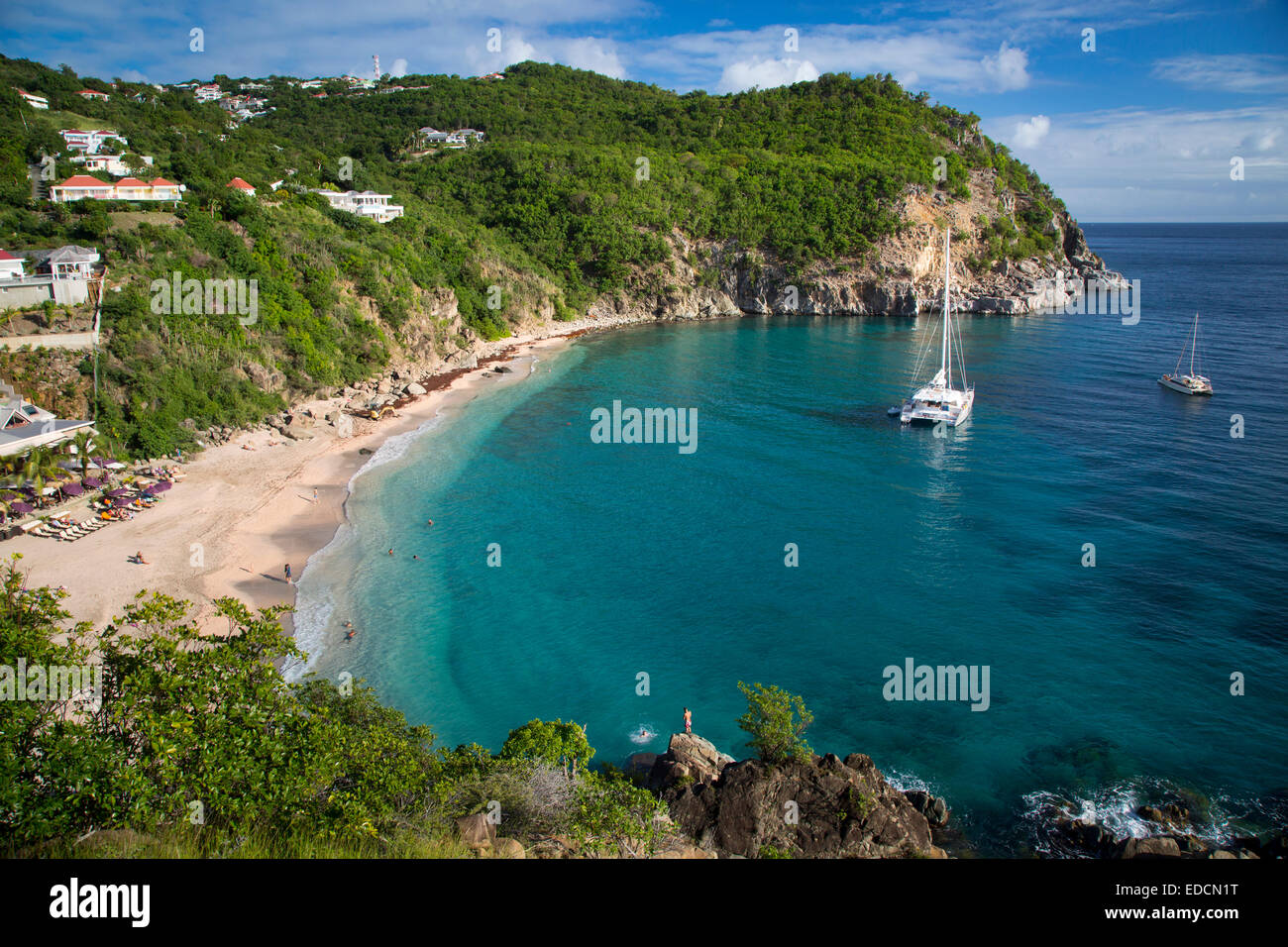 Barche ancorate al largo di Shell Beach in Gustavia, St Barths, French West Indies Foto Stock