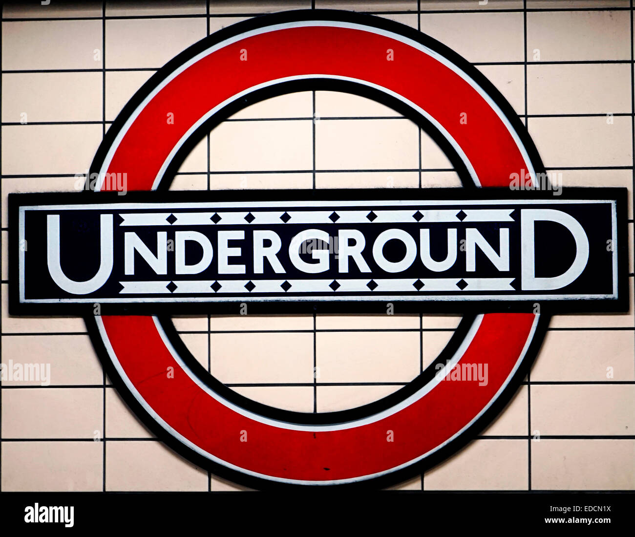 London, Regno Unito - 21 Novembre 2014: Close up tradizionale segno della metropolitana, il segno è stato utilizzato per la prima volta nel 1908, ora questo logo utilizzato da ot Foto Stock
