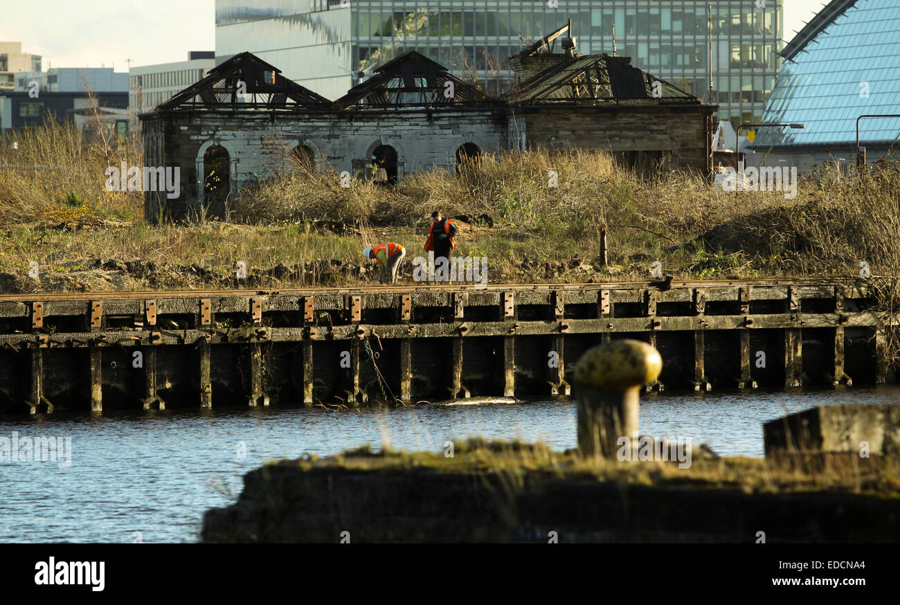 Lavoratori su una vecchia banchina sul fiume Clyde Finnieston Glasgow Foto Stock