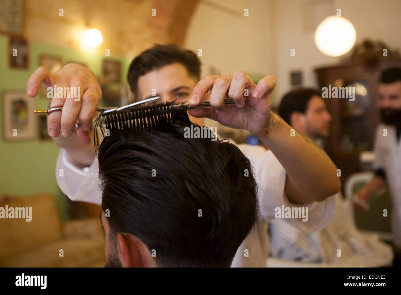 Figaro il barbiere, un uomini solo barbiere specializzato in classic parrucchieri da 1920 a 1950 e salvietta calda razor rasature, a Lisbona, Portogallo. Foto Stock