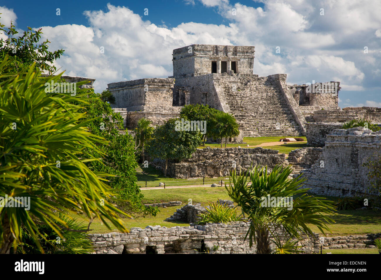 Rovine del tempio Maya motivi a Tulum, Yucatan, Messico Foto Stock