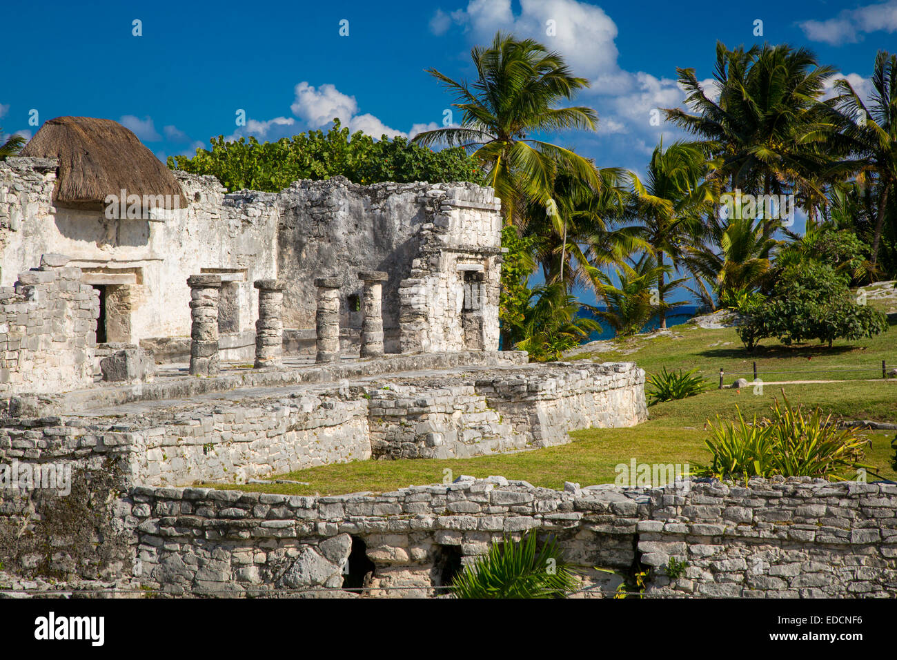 Rovine del tempio Maya motivi a Tulum, Yucatan, Messico Foto Stock