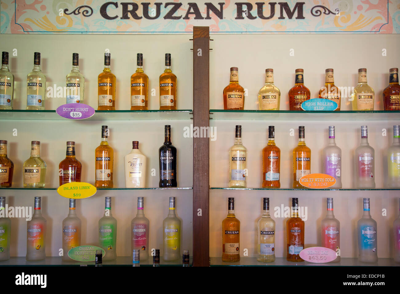 Gli scaffali pieni di Cruzan Rum presso la distilleria di Cruzan - fondata 1760, Christiansted, St Croix, Isole Vergini americane, West Indies Foto Stock