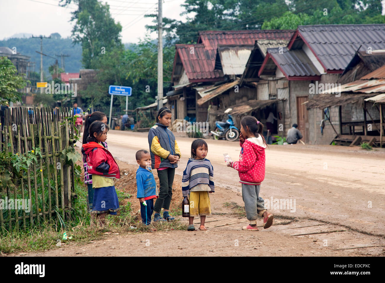 Gruppo Lao bambini nel villaggio rurale di Luang Namtha provincia nord del Laos Foto Stock