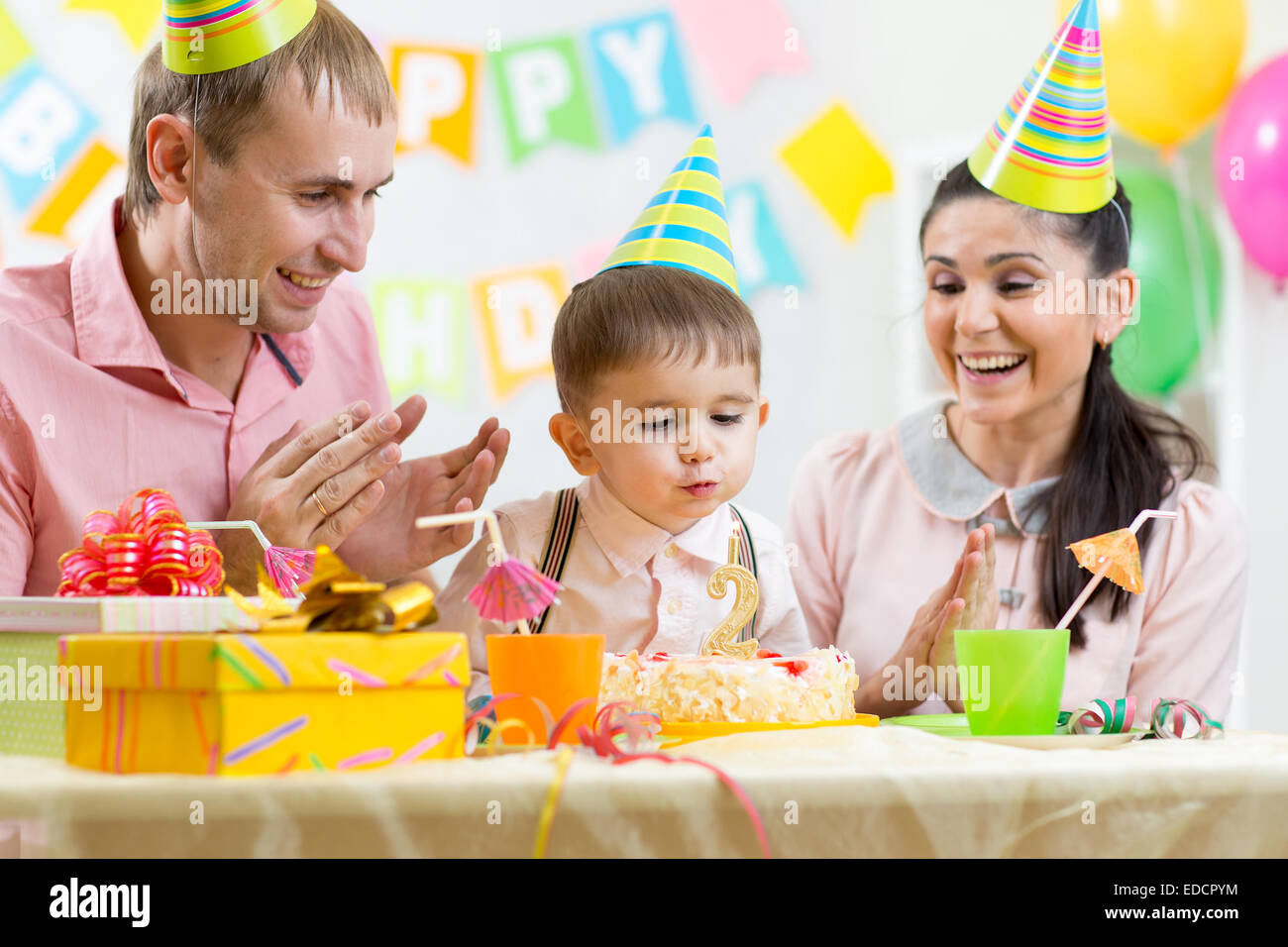 Kid boy blow candela sulla torta di compleanno Foto Stock