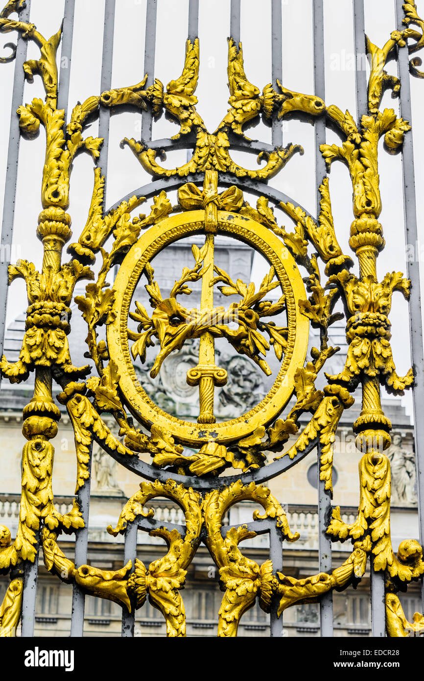 Metallo decorato golden gate a Parigi in stile barocco. Il gate del Palais de Justice di Parigi Francia Foto Stock