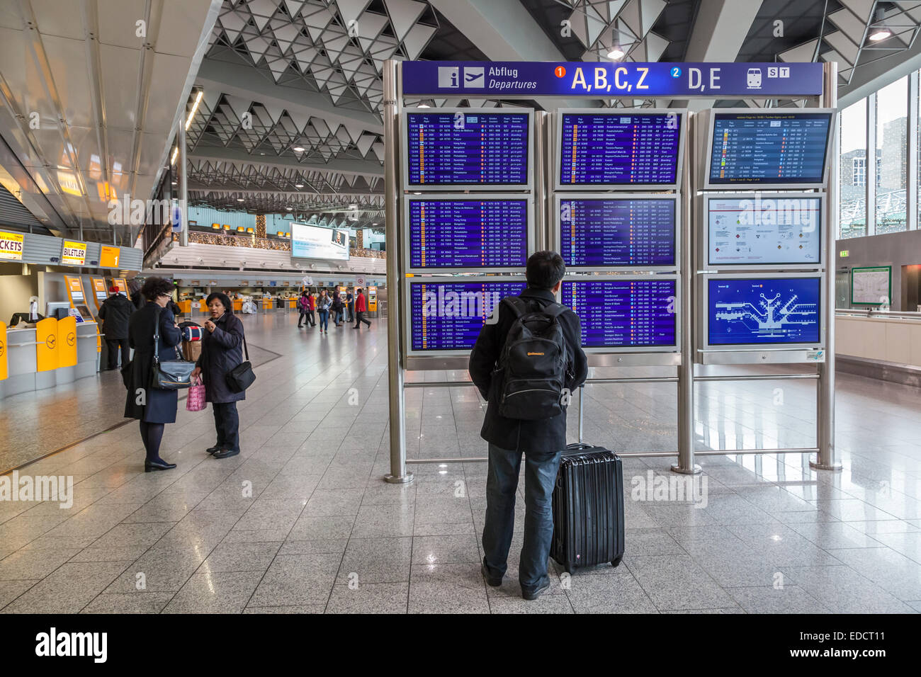 Partenze Information Board presso l'Aeroporto Internazionale di Francoforte Foto Stock