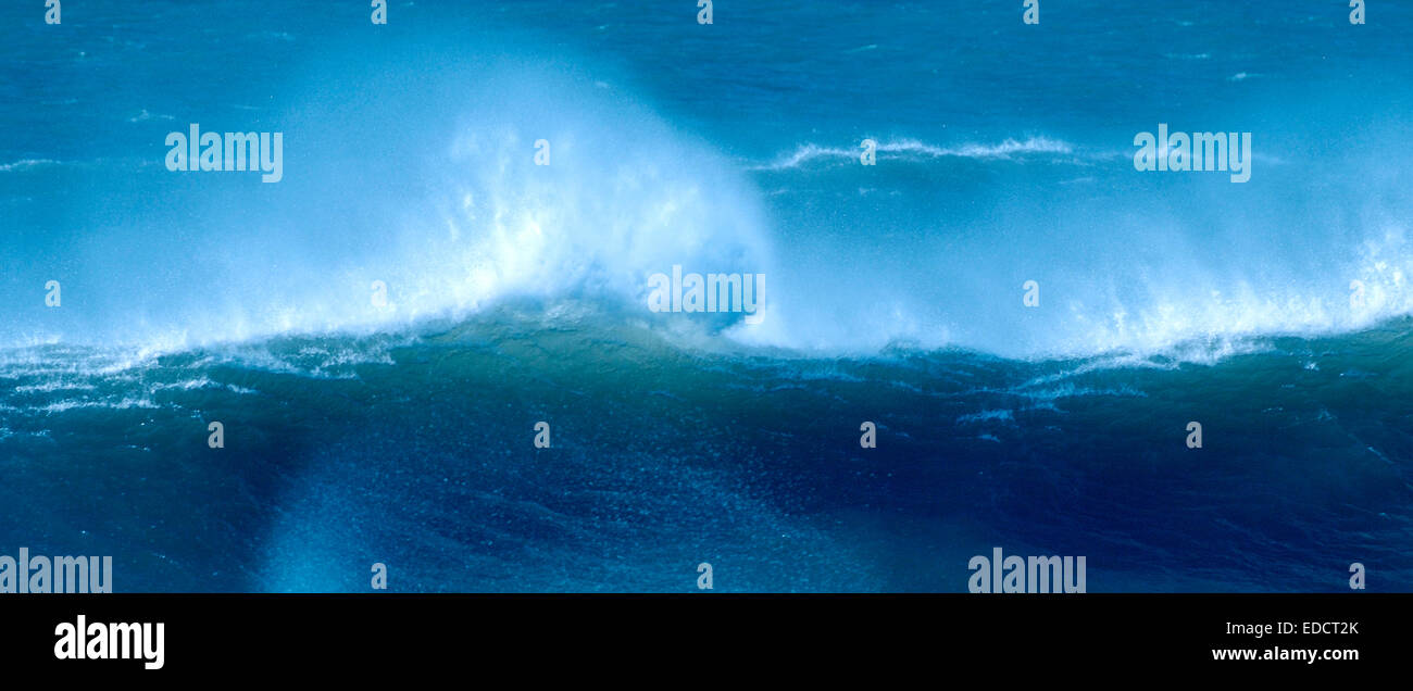 Grandi Atlantic Waves break in spiaggia Croyde sulla North Devon costa, REGNO UNITO Foto Stock